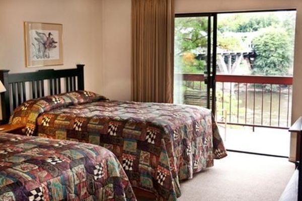THE RIVERSIDE INN (Grants Pass)